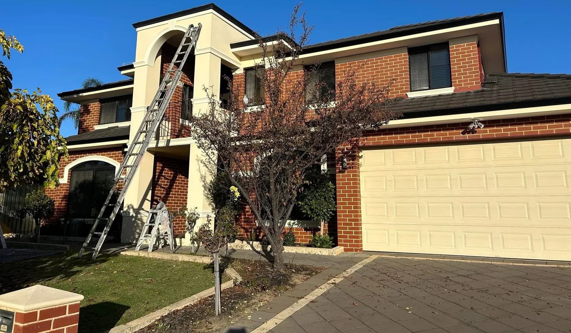 a brick and render Perth home, before and after repainting — before